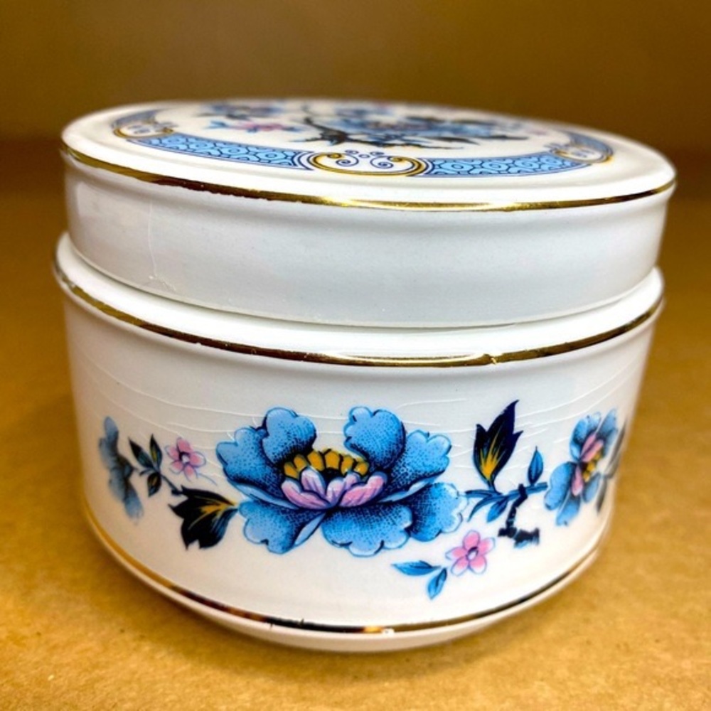 Sadler England Fine Bone China Round Trinket Dish wLid White with Blue Flowers
